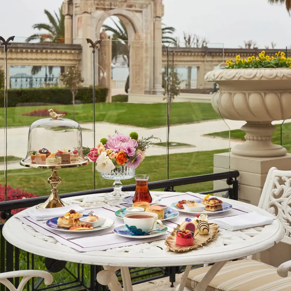 Karaca X The Shop Çırağan Palace 28-Piece Fine Pearl Dinner Set for 6 People, Multi